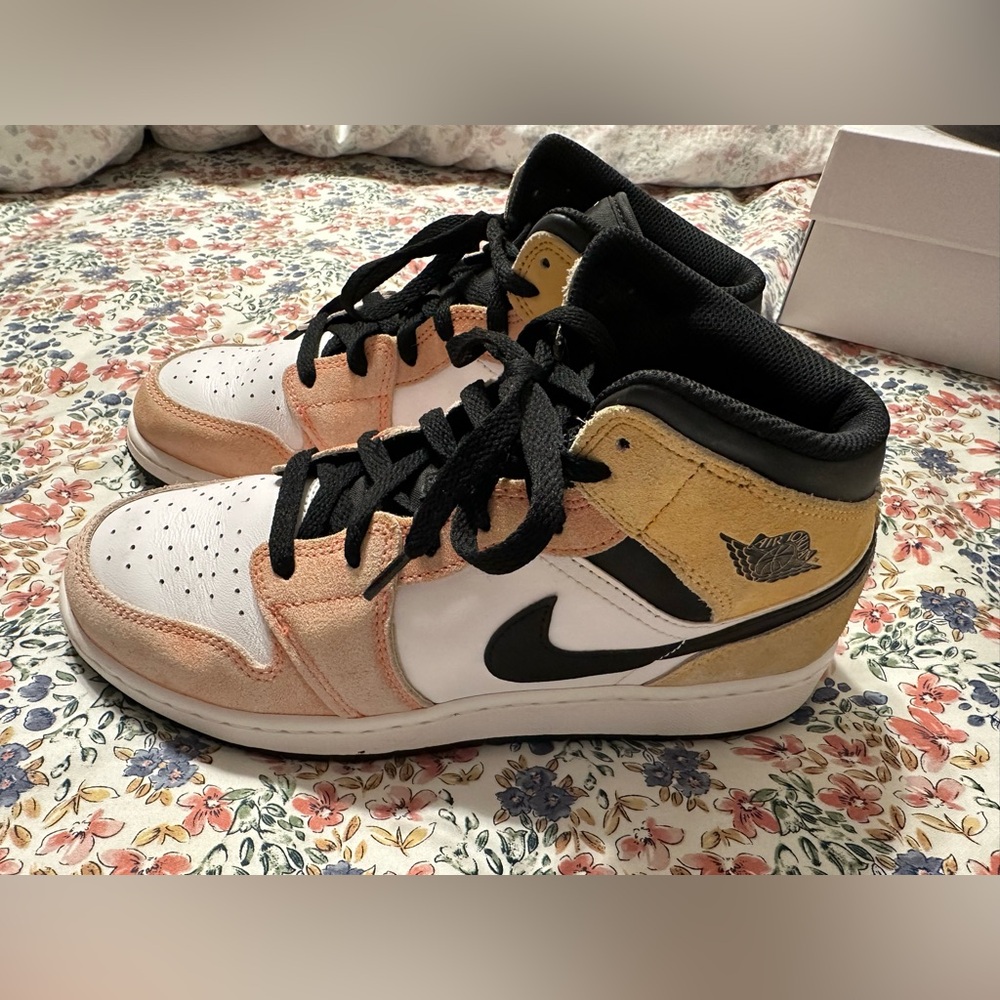 Jordan 1  mid SE “flight club”
